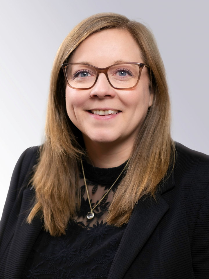 Portrettfoto i studio av Marita Tennebø med hvit bakgrunn.